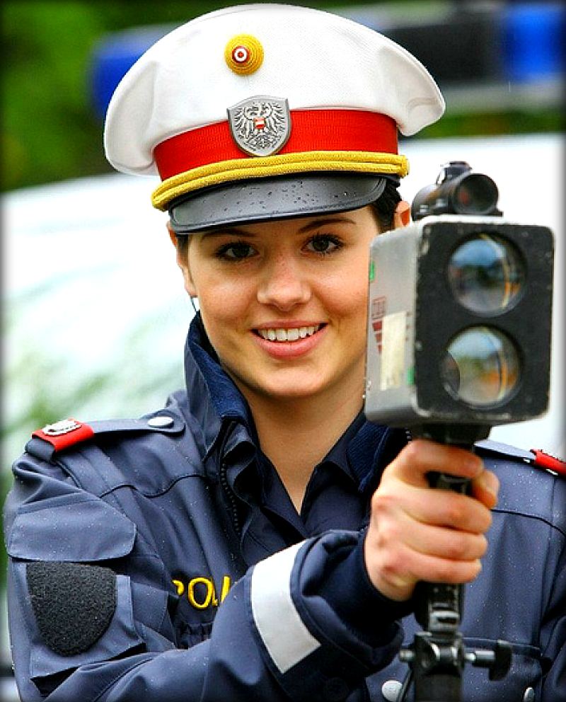 Devushka-politseyskiy-v-avstrii