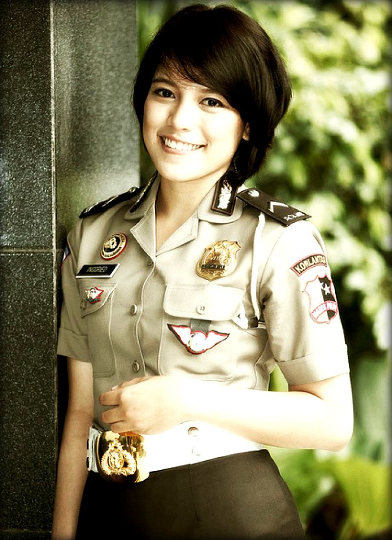 Devushka-politseyskiy-v-indonezii