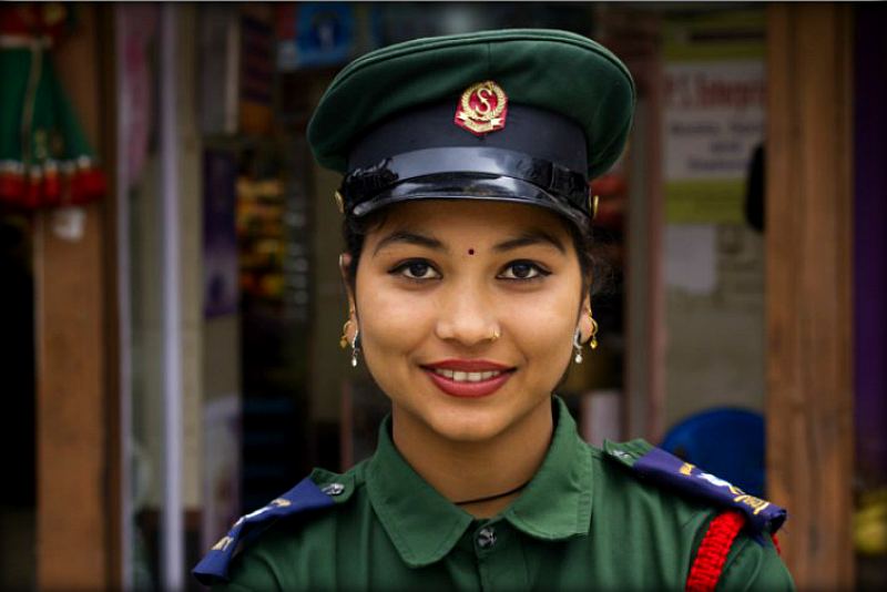 Devushka-politseyskiy-v-nepale