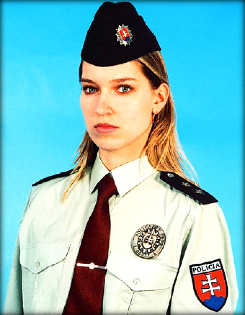 Devushka-politseyskiy-v-slovenii