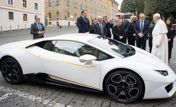Подарить - чтобы продать. Как Папа Римский выставил подаренный Lamborghini на аукцион.