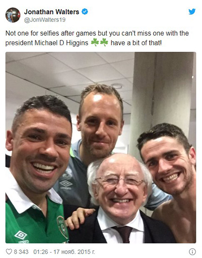 президент Ирландии с футболистами